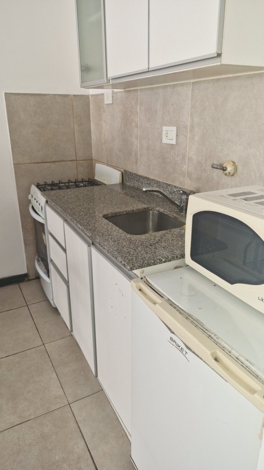 Alquiler Monoambiente Al Frente con Balcon. Maipu 980