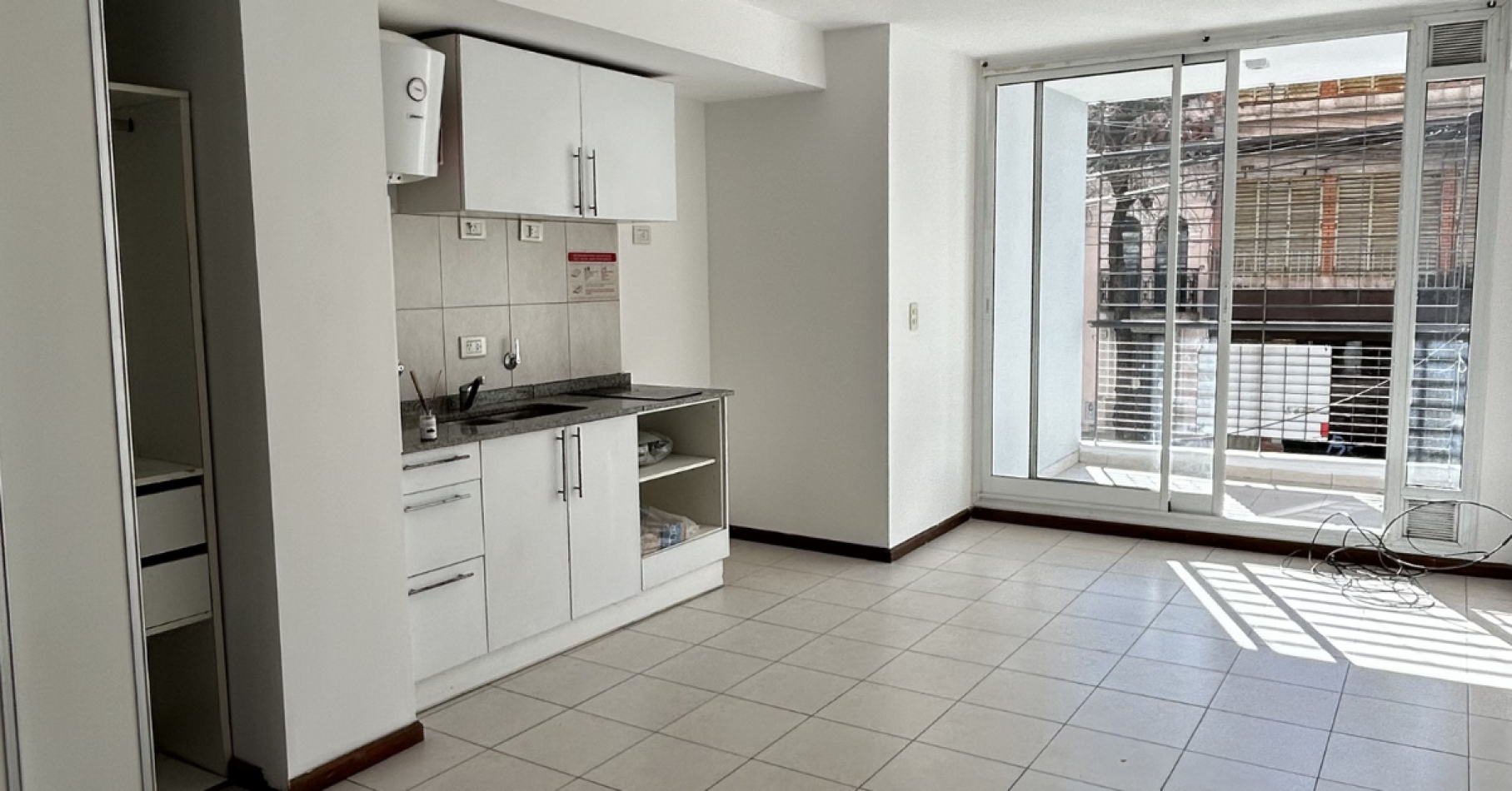 Monoambiente Amplio | 1 er Piso Frente con 2 Balcones - San Juan 2933, Rosario